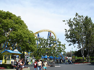 Photo of families having fun at Great America in Santa Clara California.