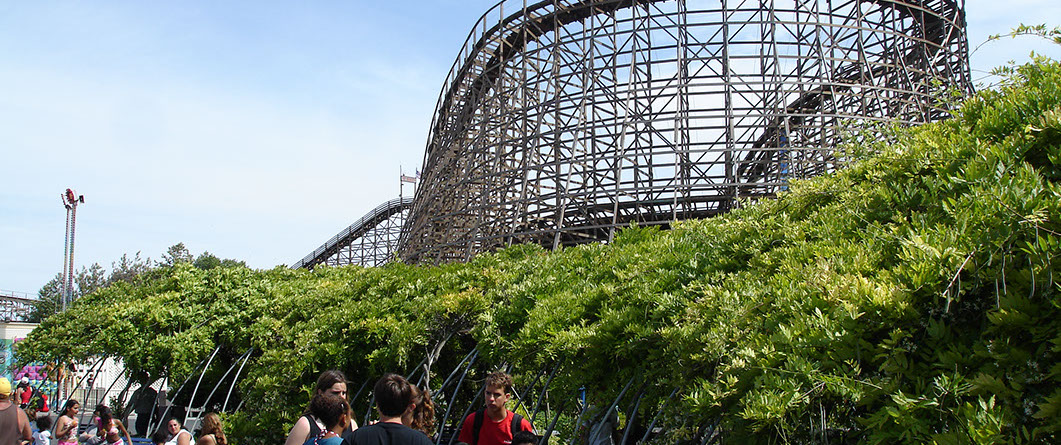 Photo of ride and crowd of people at Great America's Six Flags.